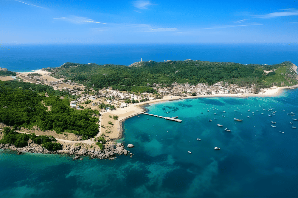 C&ugrave; Lao Xanh nổi bật với l&agrave;n nước biển trong xanh, b&atilde;i c&aacute;t trắng mịn v&agrave; hệ sinh th&aacute;i biển phong ph&uacute;